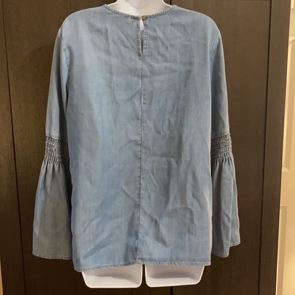 BeachLunchLounge Lightweight Denim Top Flared Sleeves SZ M - Picture 5 of 12